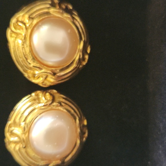 Chanel CC Coco Mark 4-Tow Pearl Vintage Clip Earrings (24k Gold Plated) - Picture 3 of 8